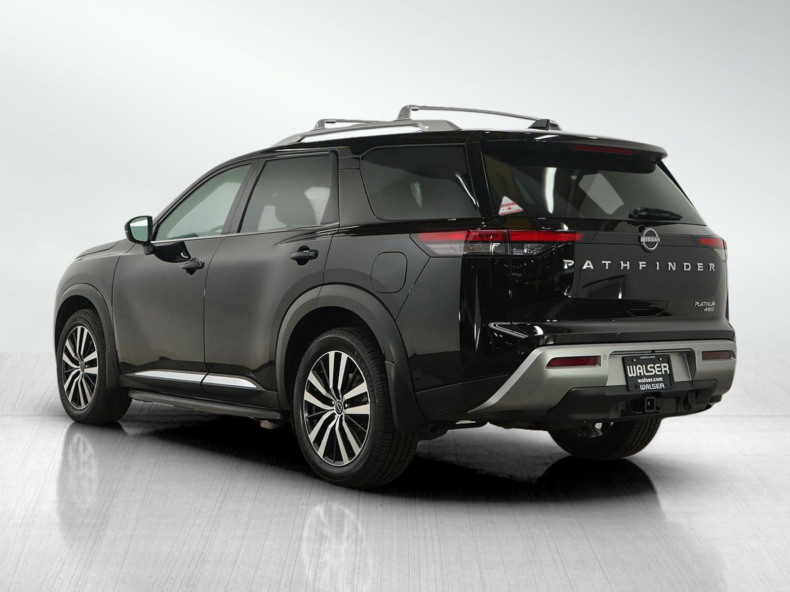 2023 Nissan Pathfinder Platinum photo 2