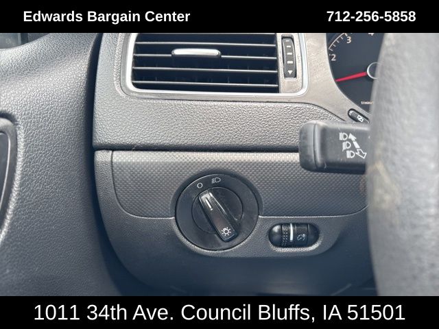 2011 Volkswagen Jetta 2.0 Base photo 16