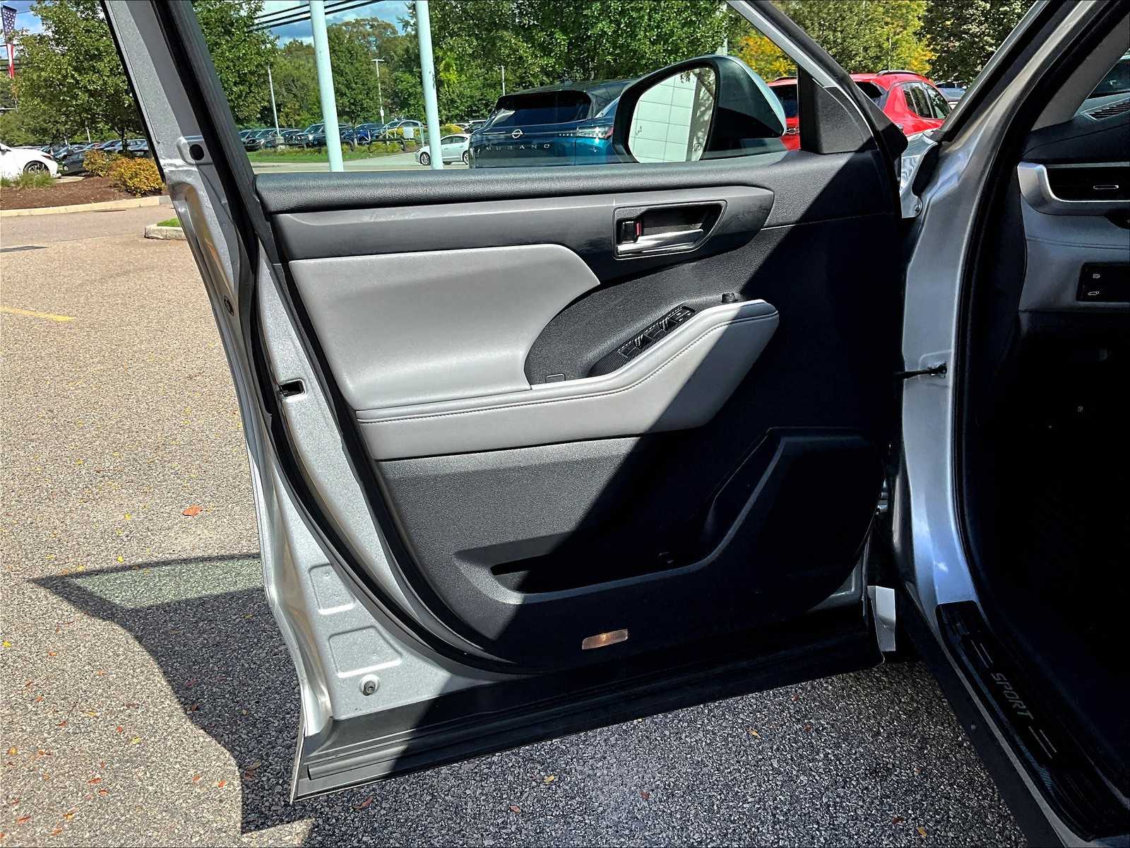 2021 Toyota Highlander XLE photo 9