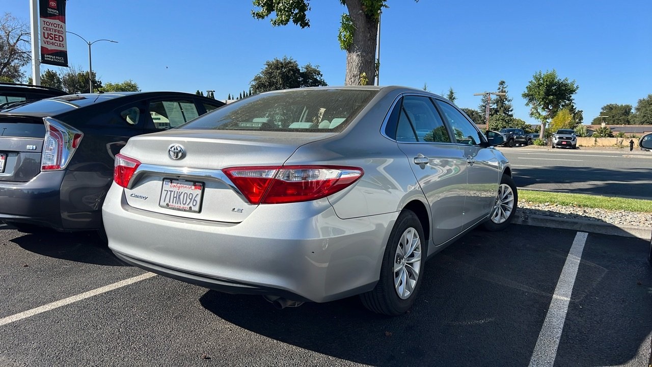 2016 Toyota Camry LE photo 2
