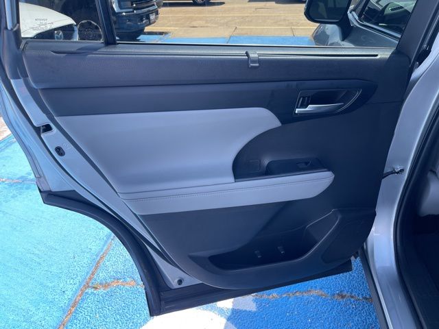 2022 Toyota Highlander XLE photo 17