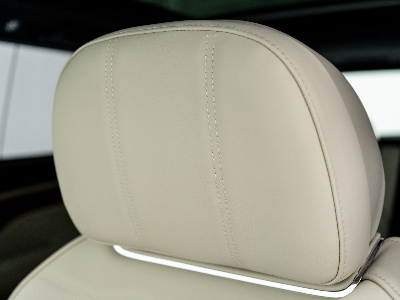 2025 Bentley Bentayga EWB Azure V8 photo 14