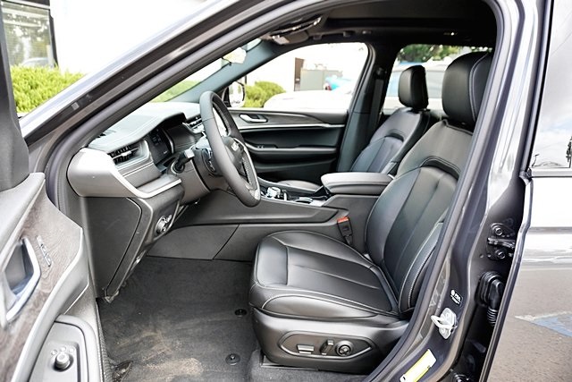 New 2025 Baltic Gray Metallic Clear-Coat Exterior Paint Jeep Limited image 17