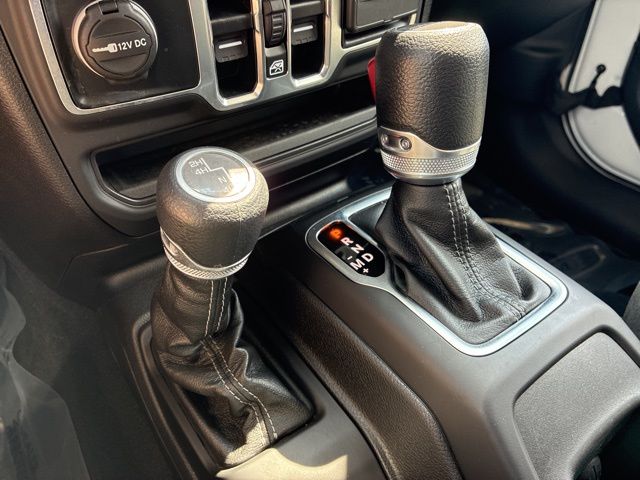 2025 Jeep Gladiator photo 38
