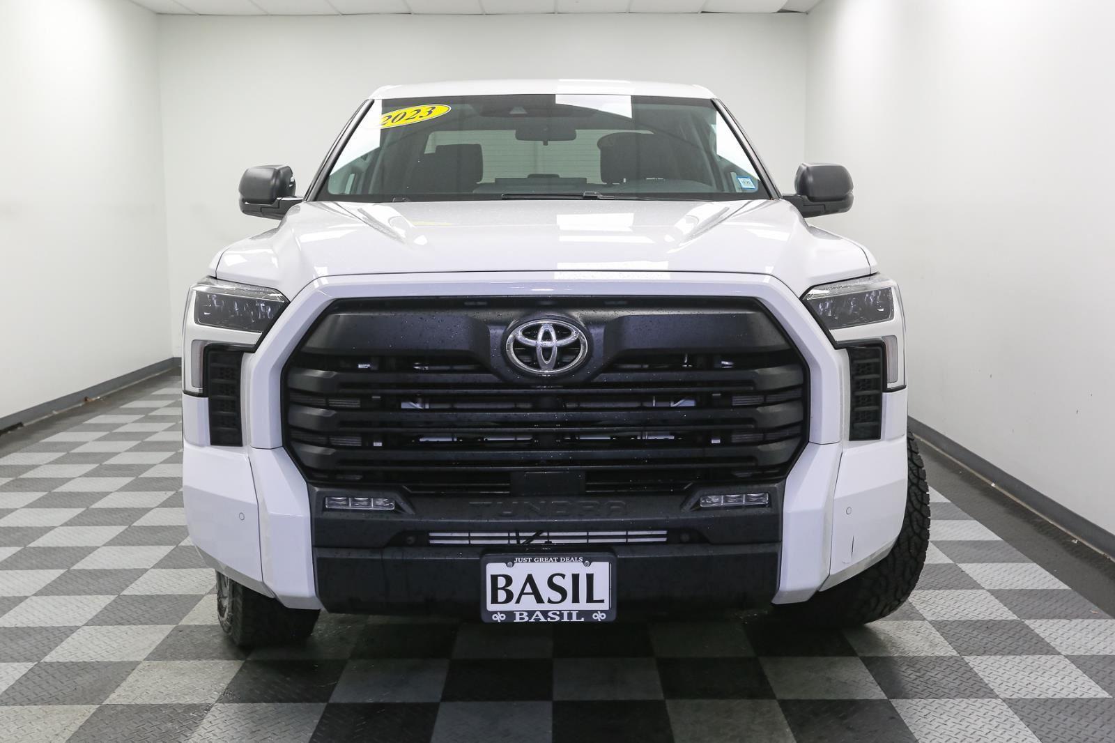 2023 Toyota Tundra SR5 CrewMax photo 3