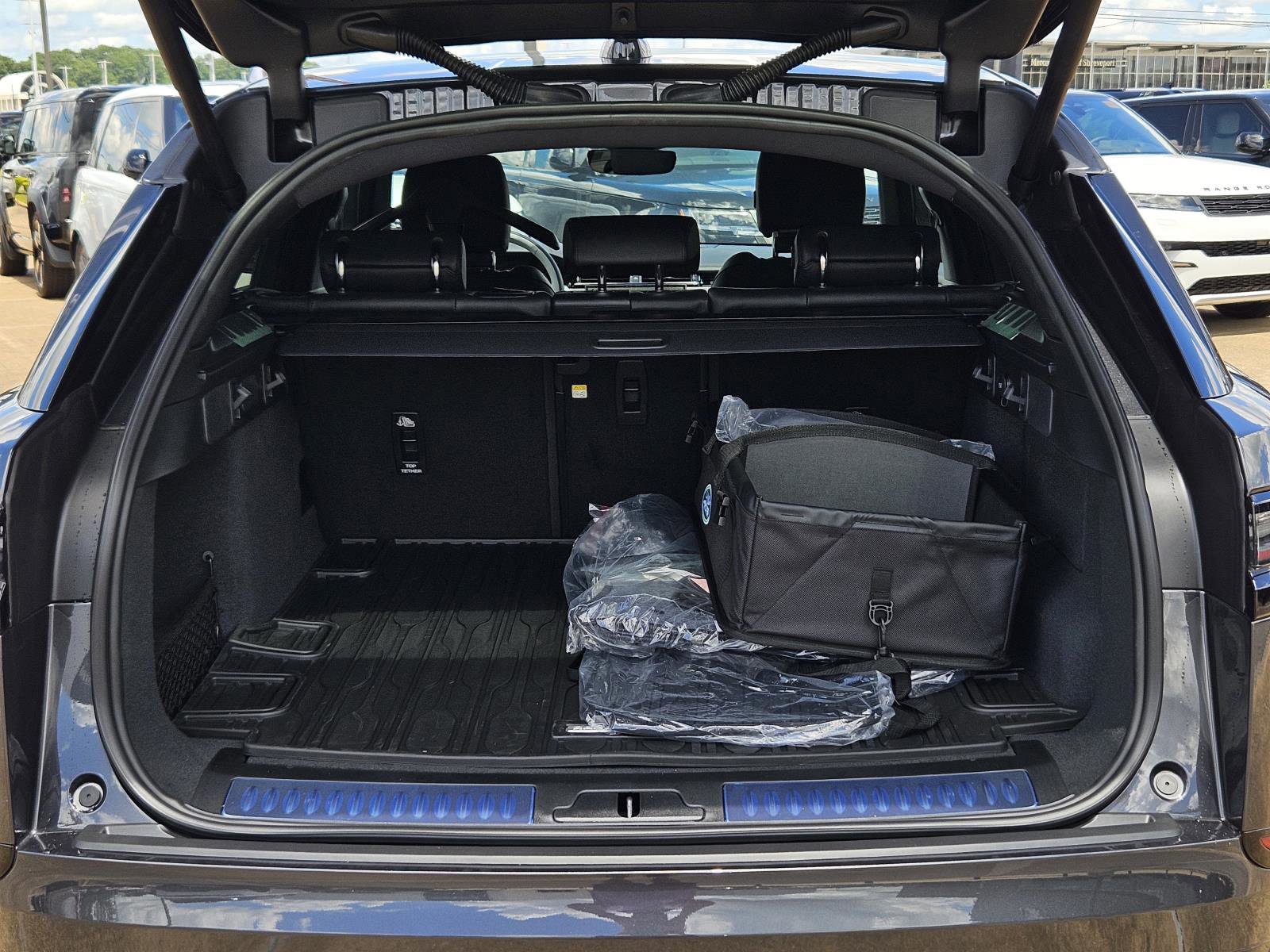 2026 Land Rover Range Rover Velar SE photo 11