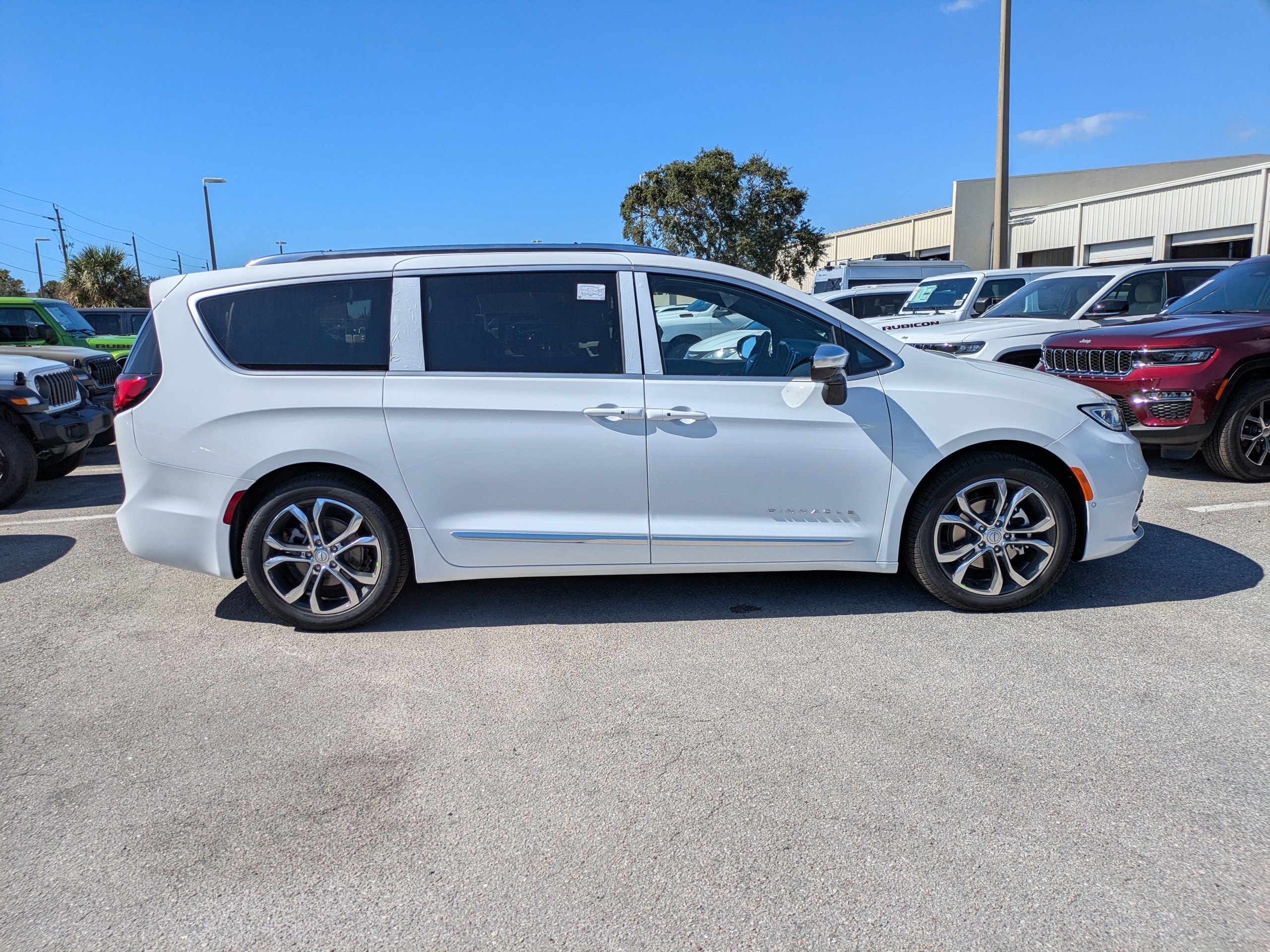 2026 Chrysler Pacifica Pinnacle photo 3