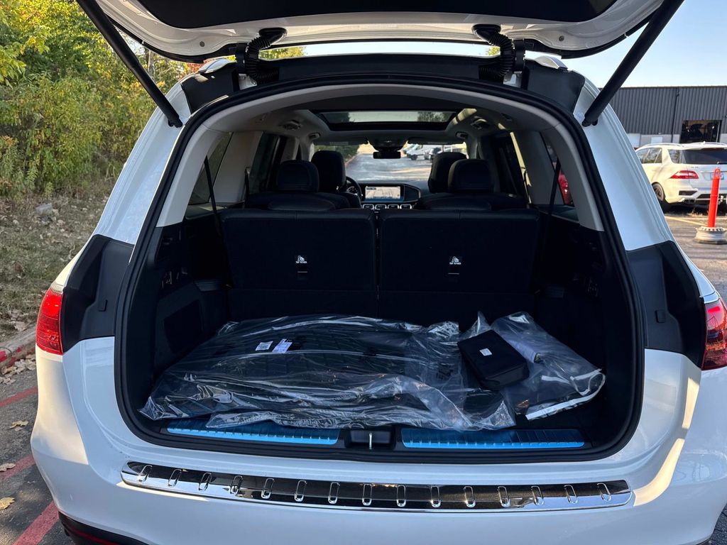 2026 Mercedes Benz GLS 450 4MATIC photo 3