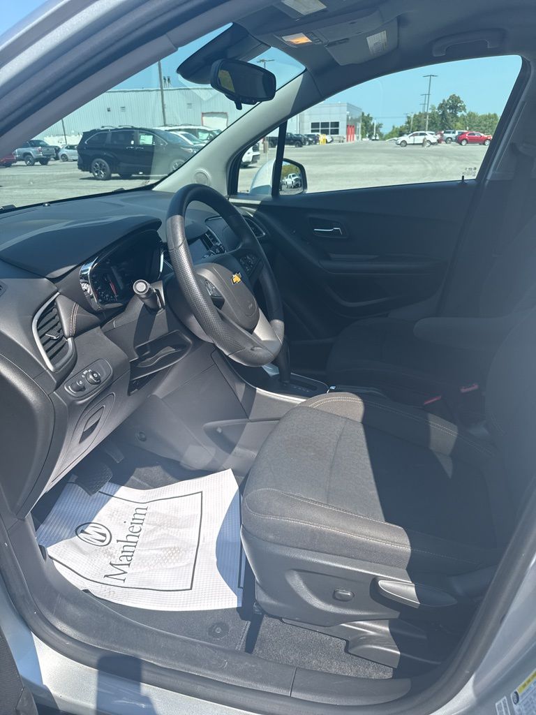 2022 Chevrolet Trax LS photo 2