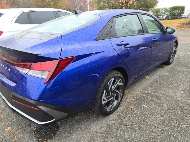 2025 Hyundai Elantra SEL Sport photo 3