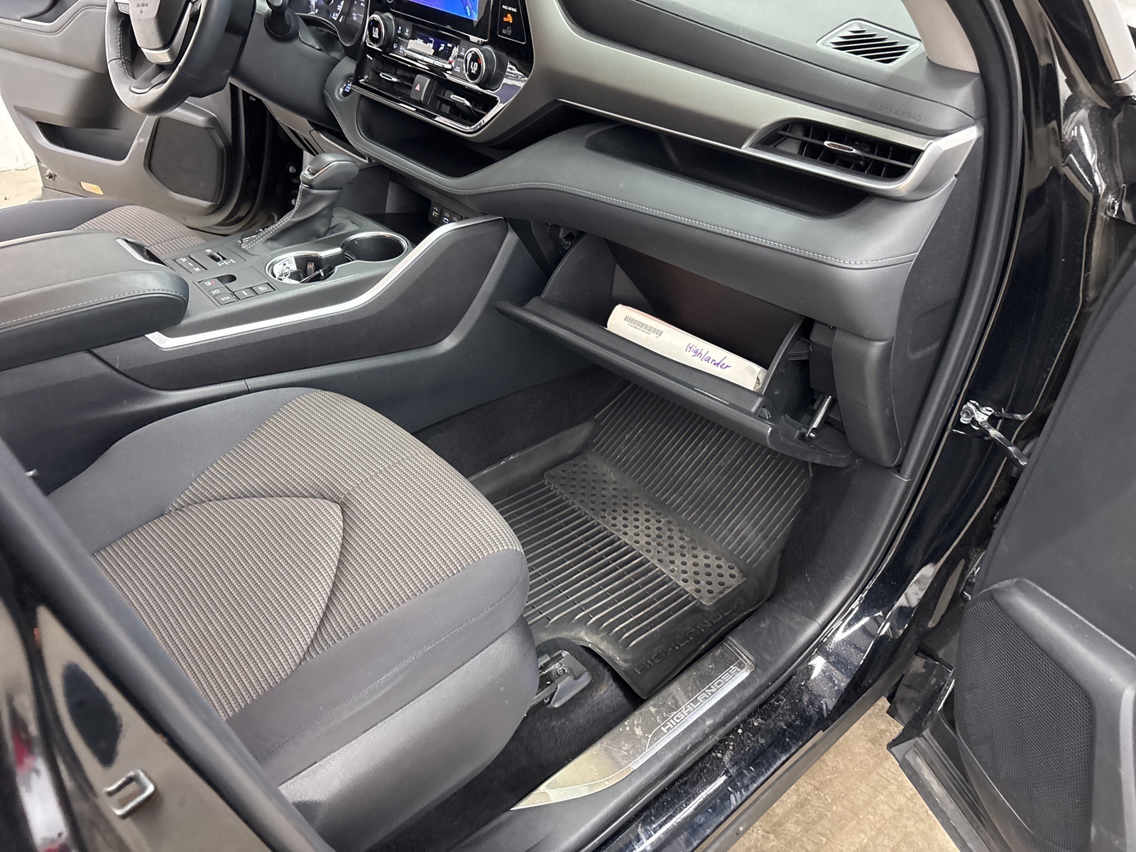 2023 Toyota Highlander L photo 17