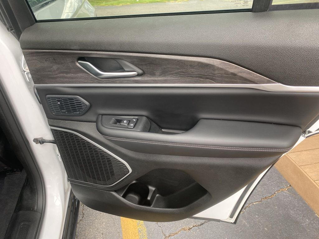 2023 Jeep Cherokee Base photo 13