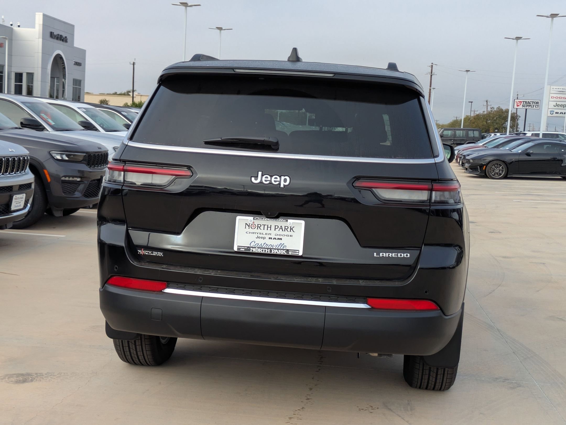 2025 Jeep Grand Cherokee Laredo photo 4