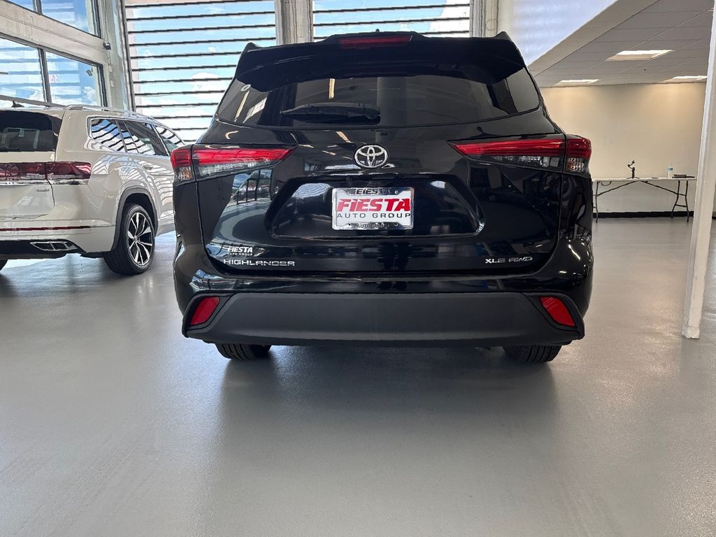 2022 Toyota Highlander XLE photo 4