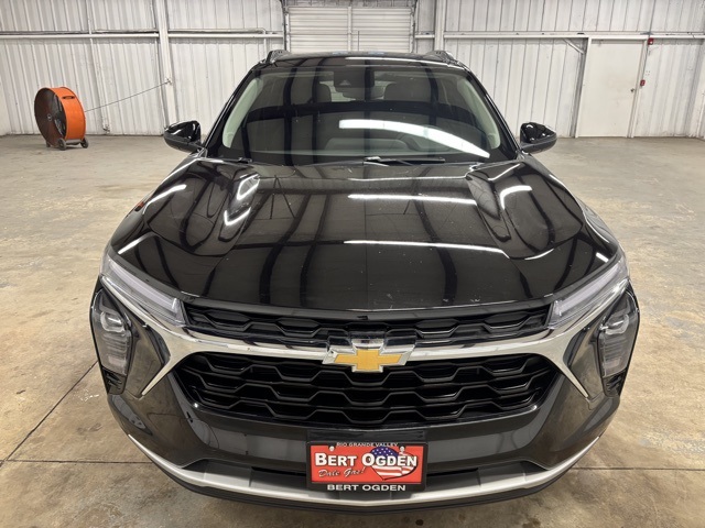 2025 Chevrolet Trax LT photo 2