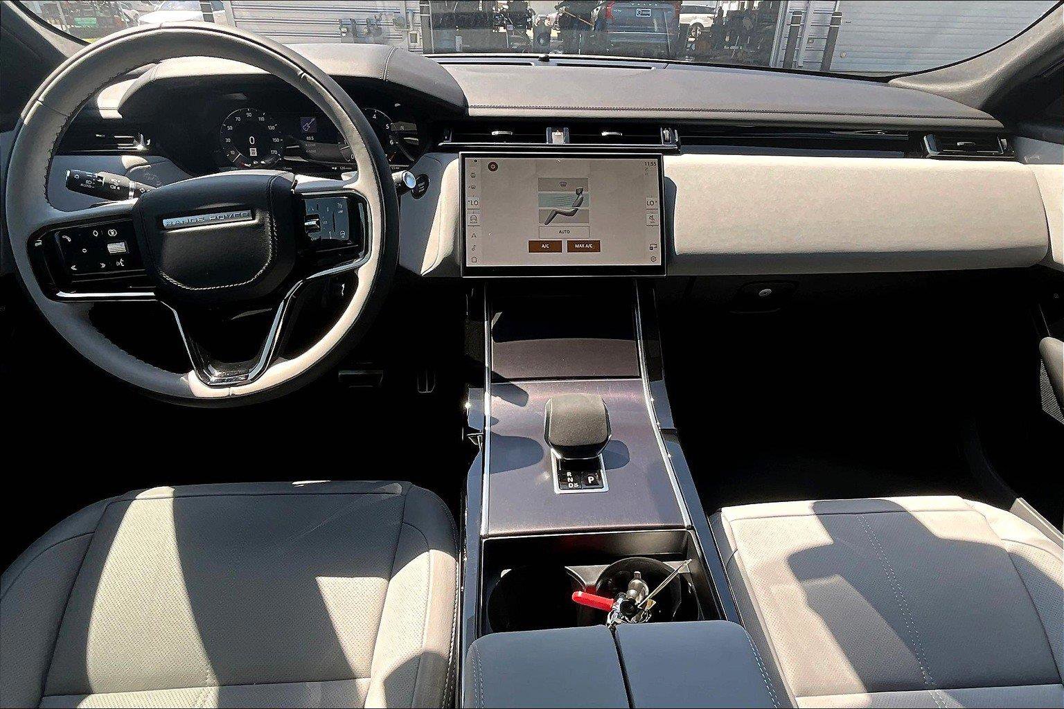 2026 Land Rover Range Rover Velar SE photo 4