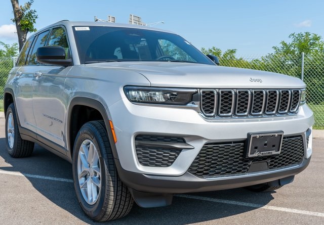2025 Jeep Grand Cherokee Laredo X photo 3