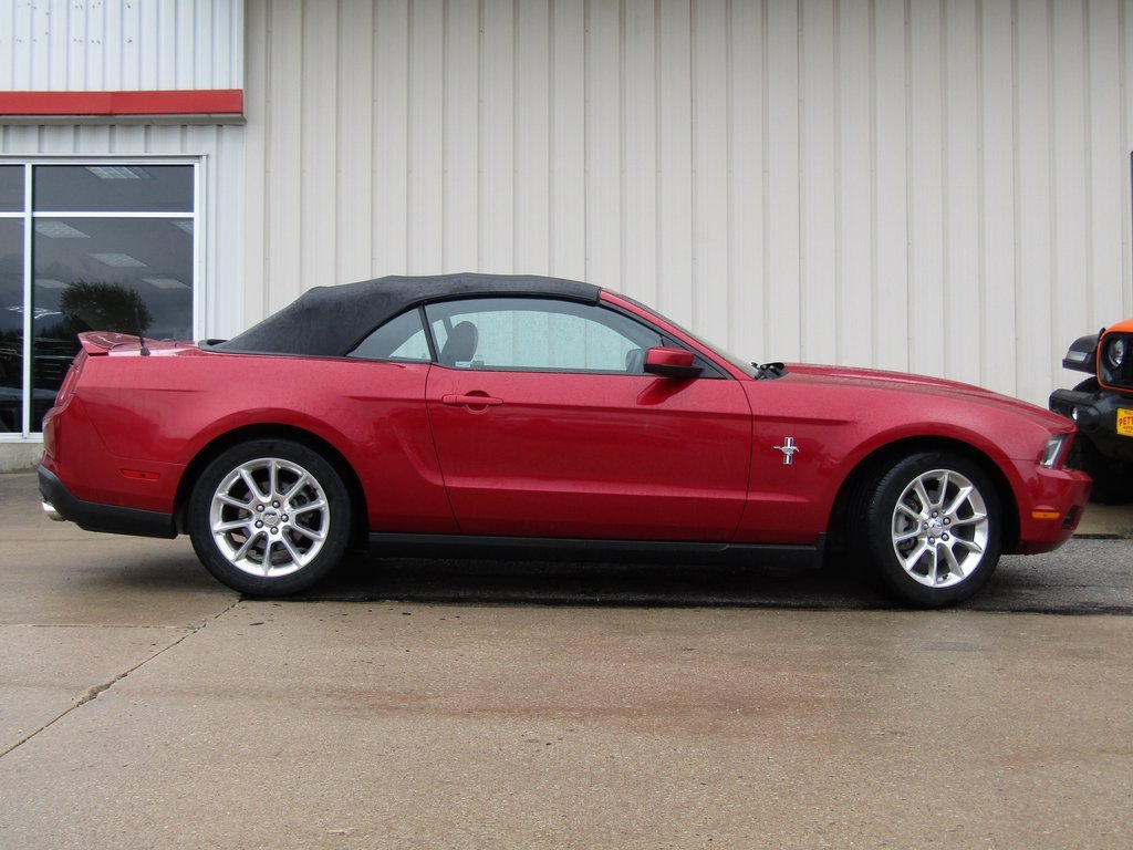 2011 Ford Mustang V6 Premium photo 2