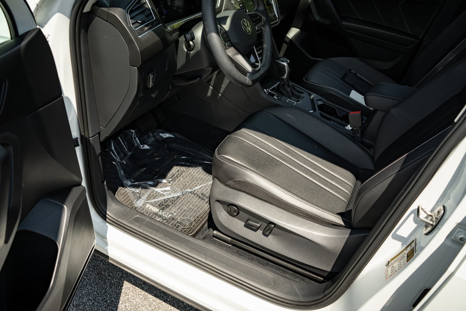 2022 Volkswagen Tiguan SE photo 14