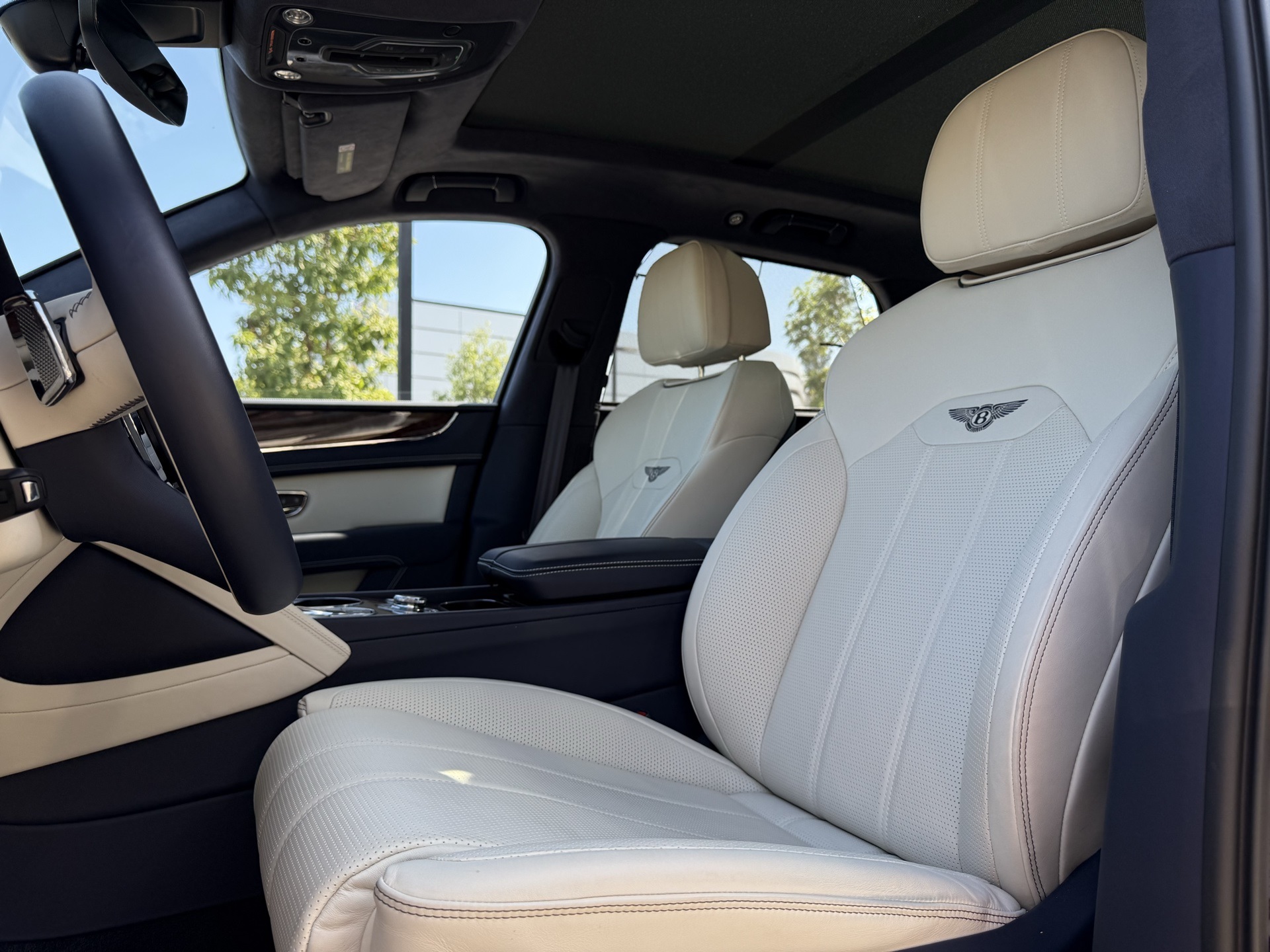 2024 Bentley Bentayga V8 photo 4