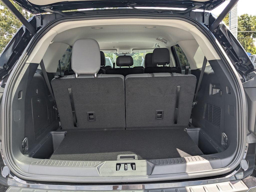 2025 Ford Explorer photo 13