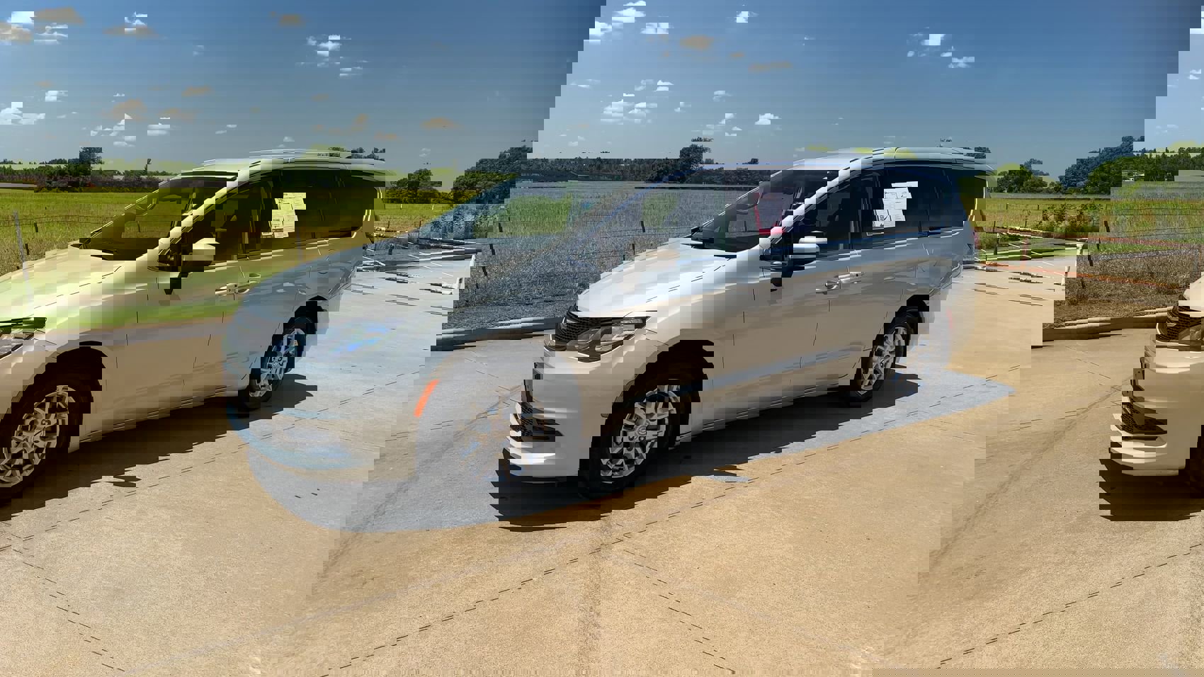 2023 Chrysler Voyager LX photo 4