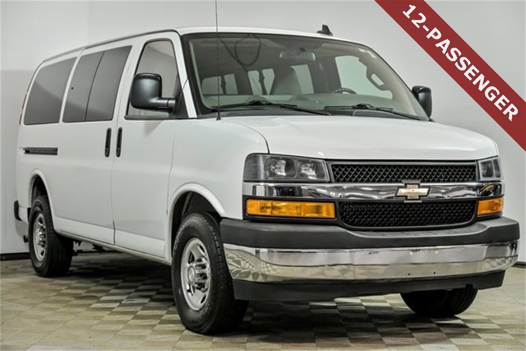 2018 Chevrolet Express Passenger LT's photo