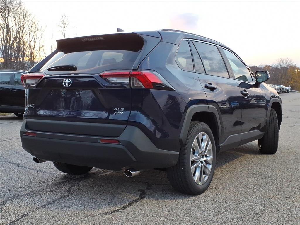 2025 Toyota RAV4 XLE photo 4