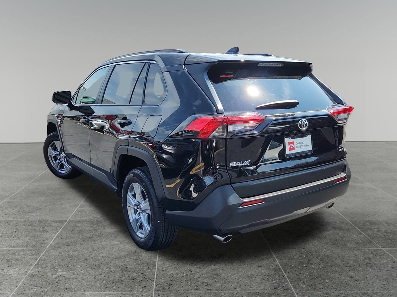 2025 Toyota RAV4 XLE photo 3