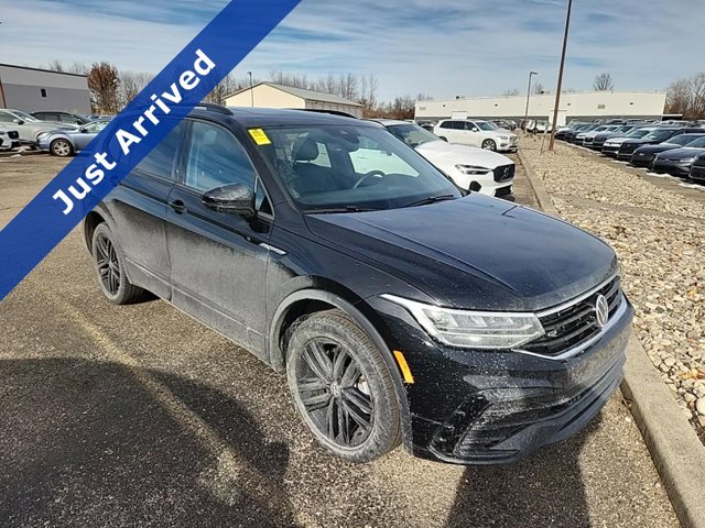 2022 Volkswagen Tiguan SE R-LINE BLACK's photo