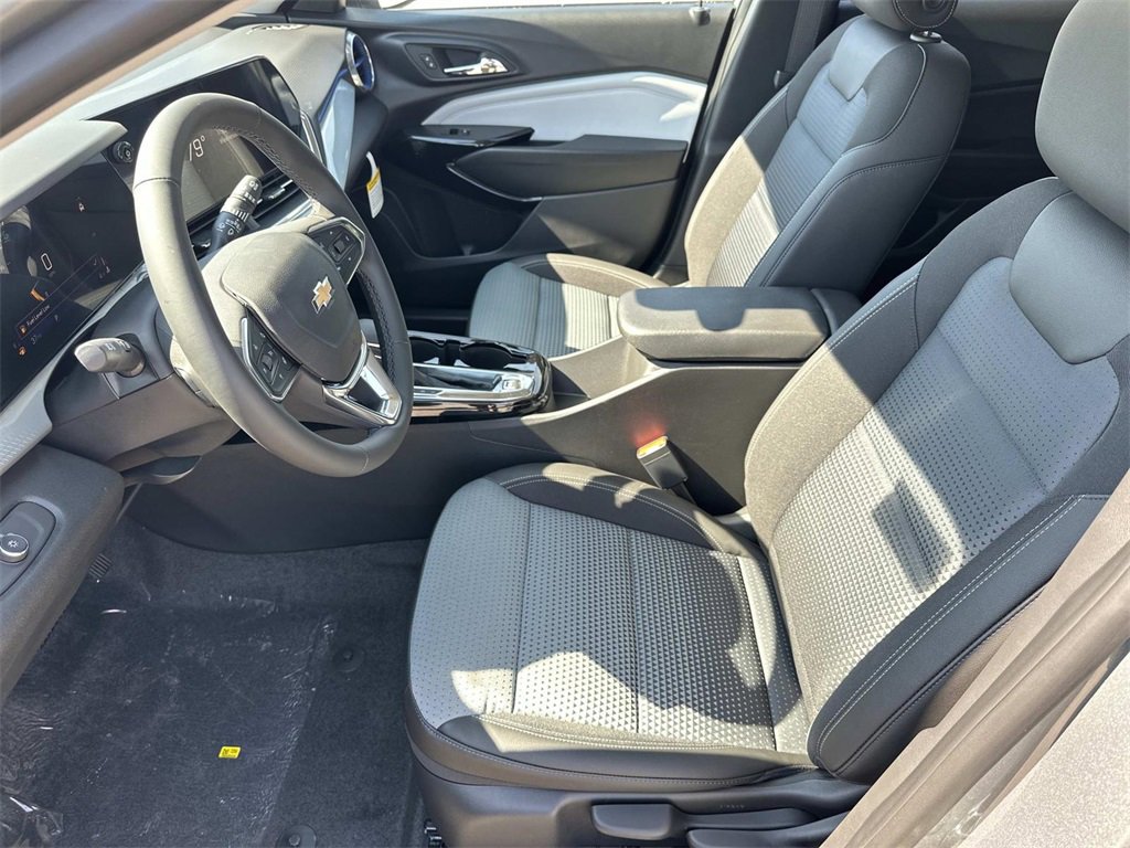 2025 Chevrolet Trax LT photo 14