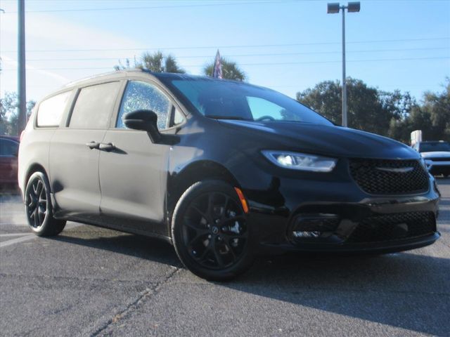 2026 Chrysler Pacifica Limited's photo