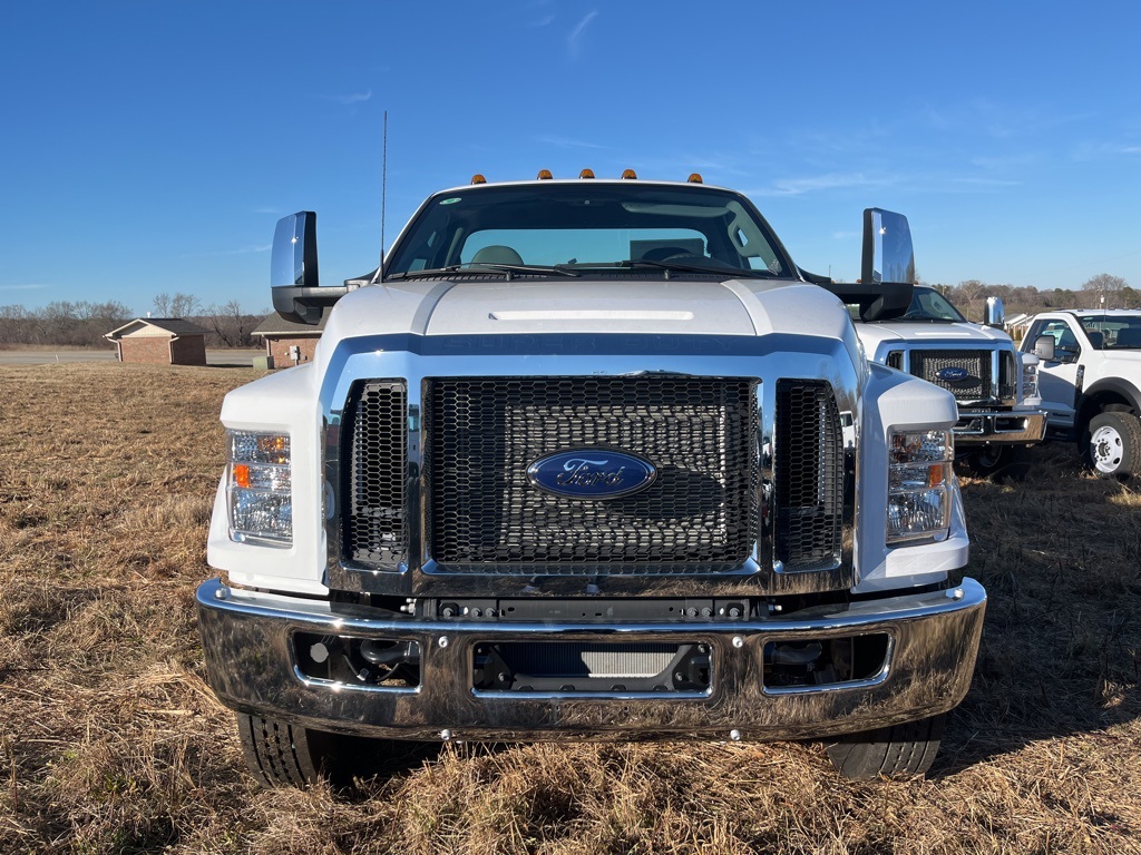 2025 Ford F-650 photo 2