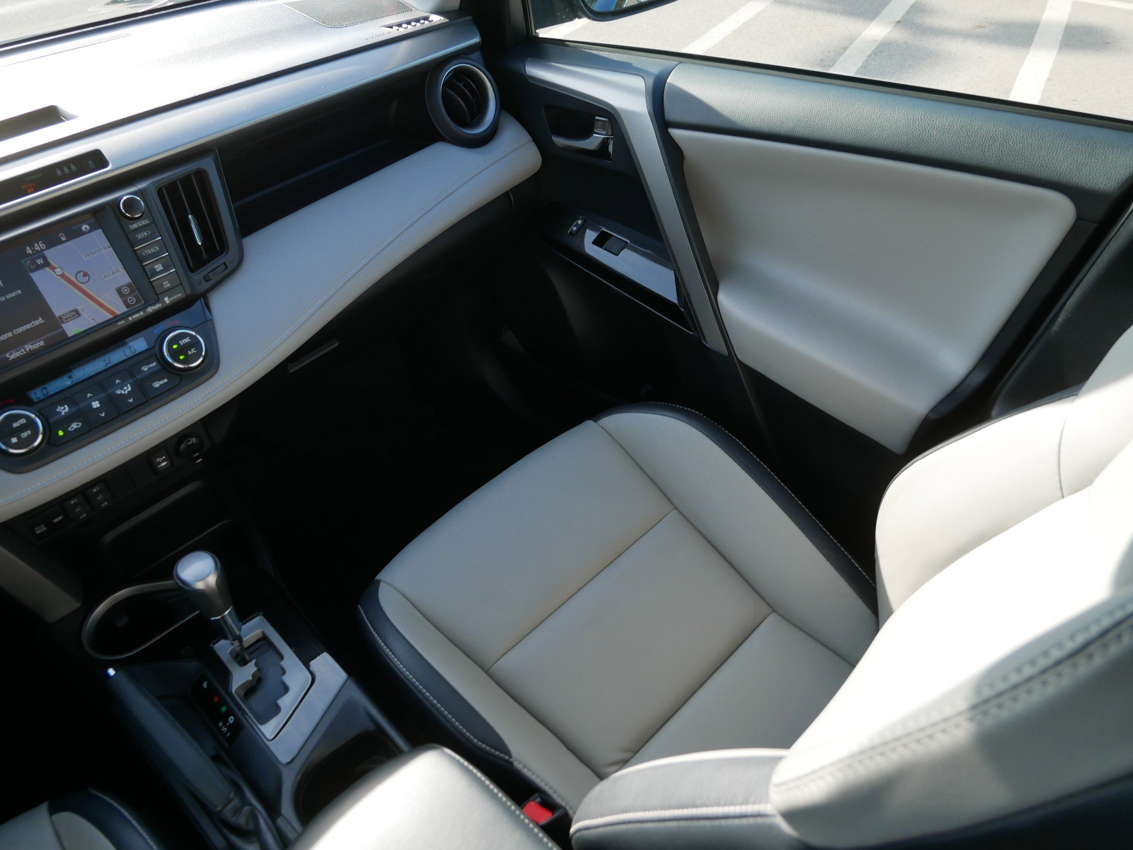2018 Toyota RAV4 Limited photo 11