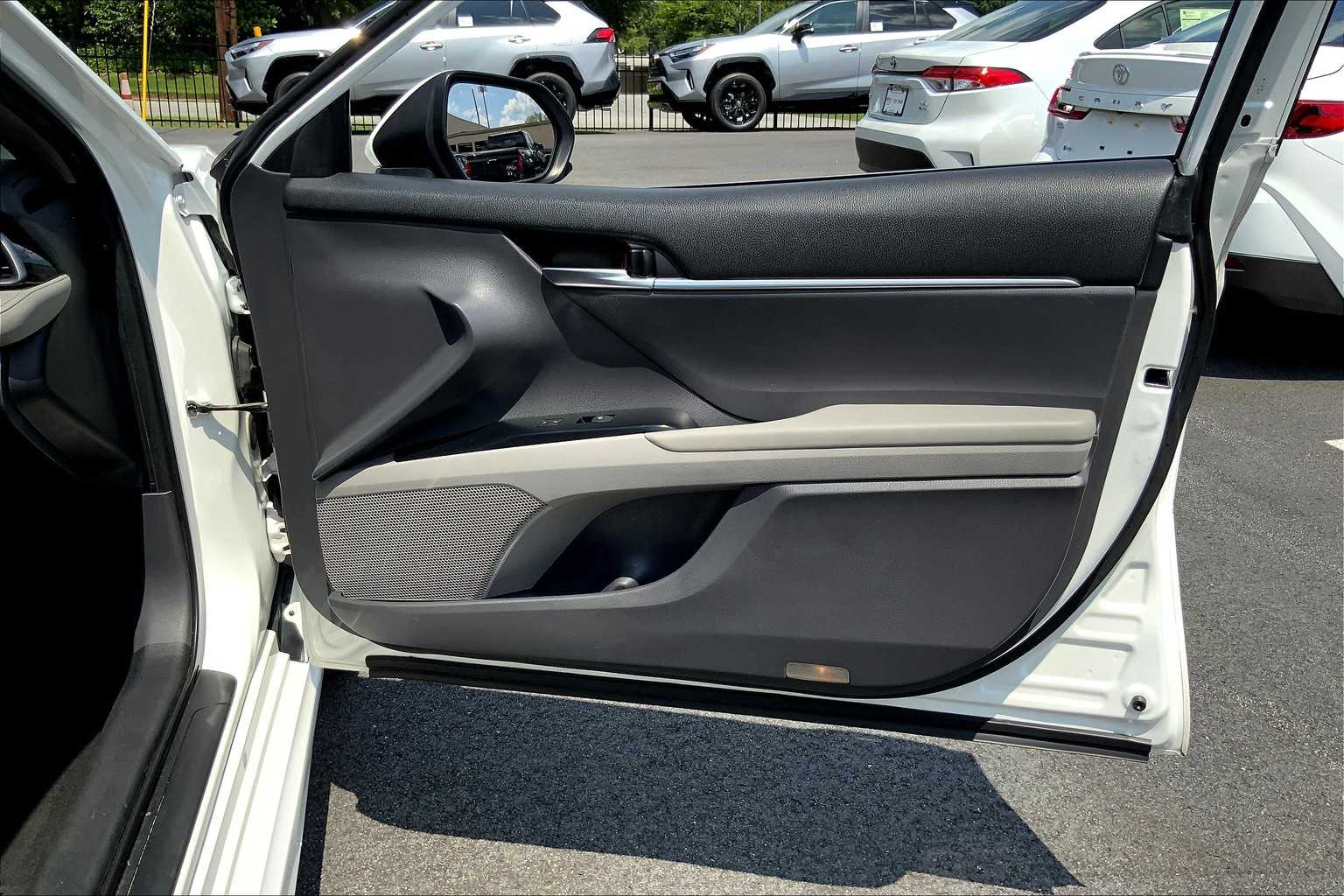 2019 Toyota Camry SE photo 19