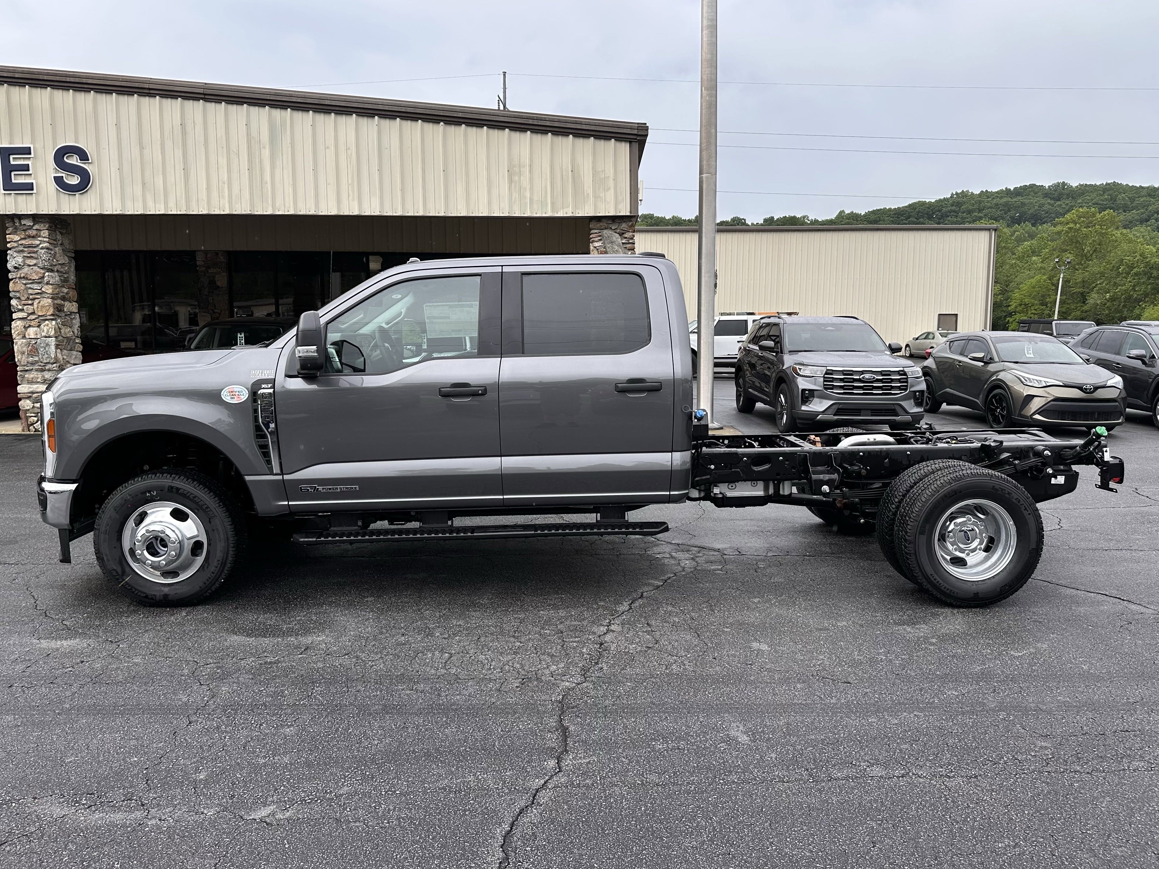 2025 Ford F-350 Super Duty Chassis Cab XLT's photo