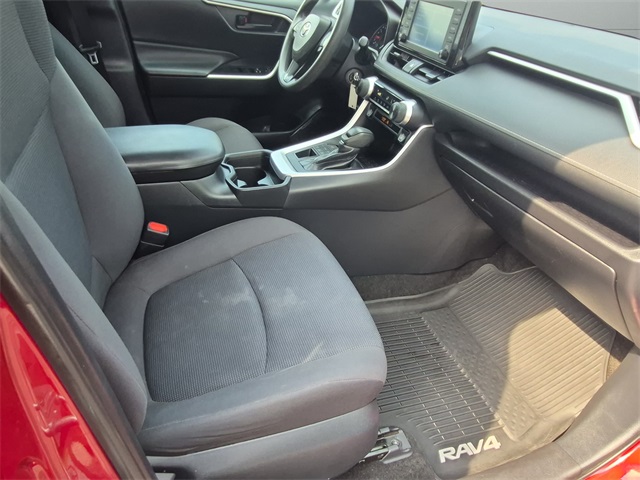 2019 Toyota RAV4 LE photo 11