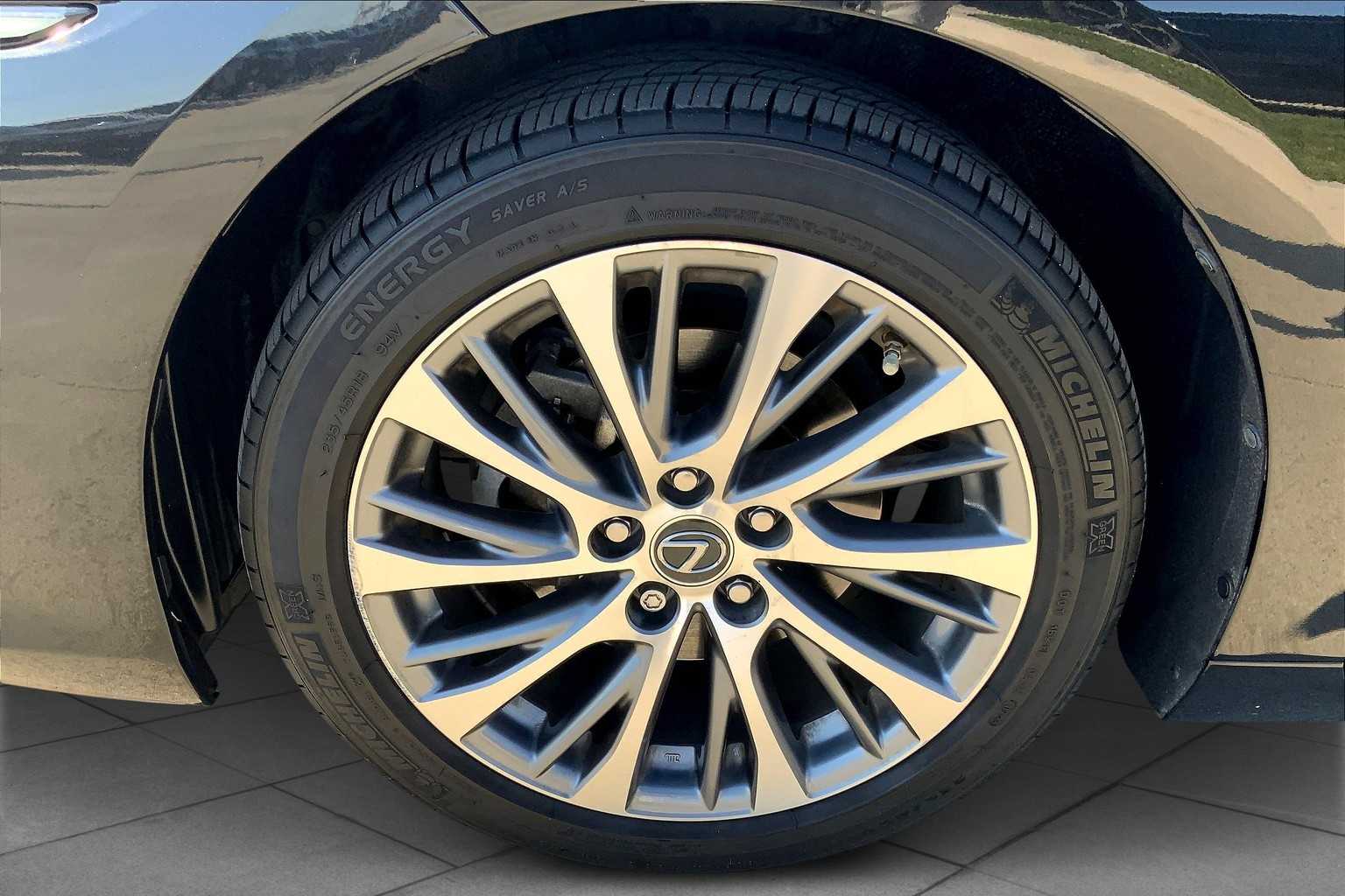 2019 Lexus ES Luxury photo 10