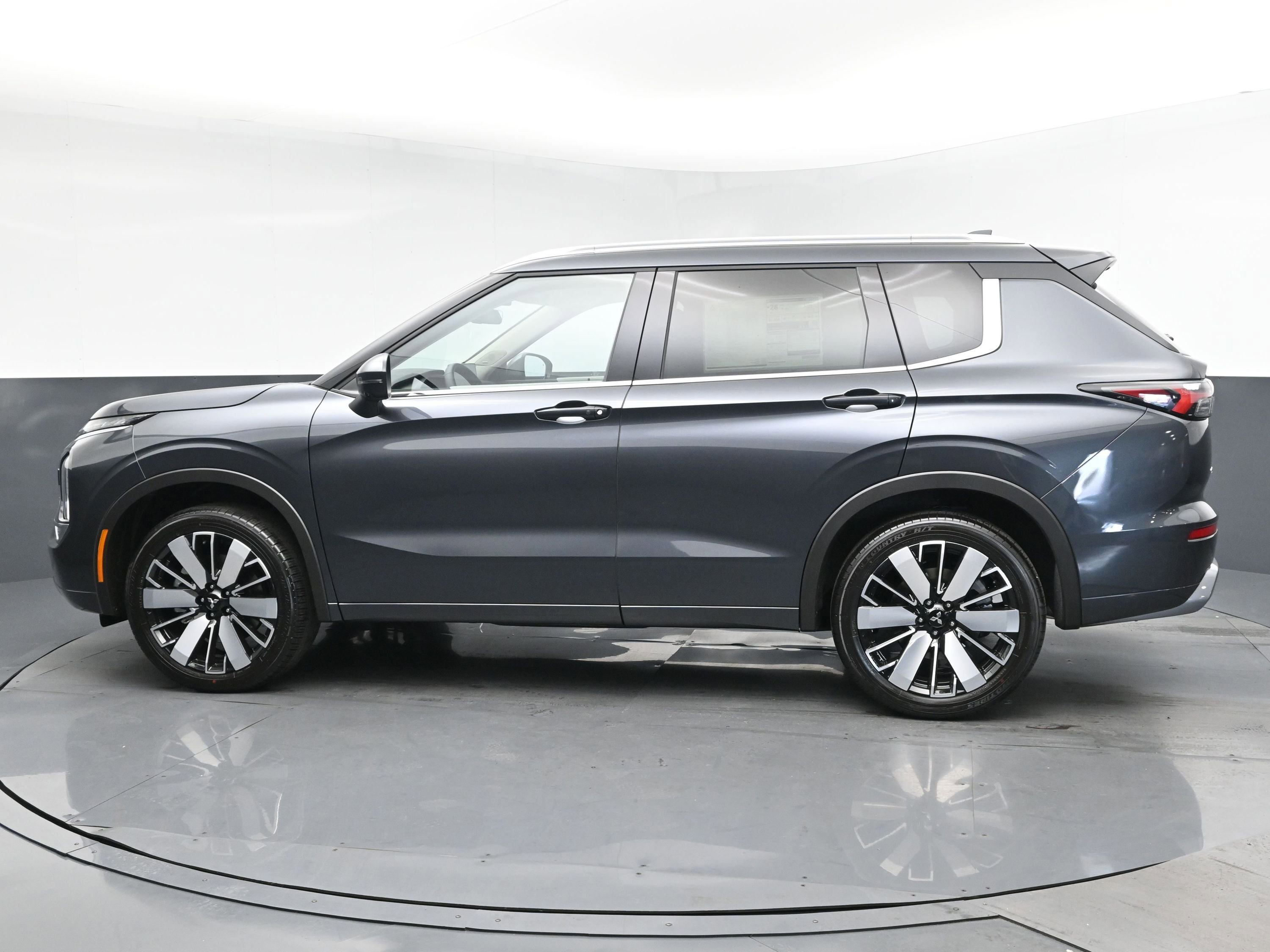 2025 Mitsubishi Outlander SEL photo 4