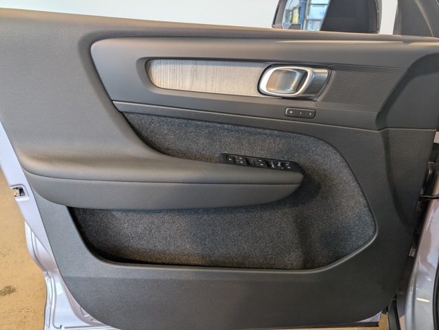 2026 Volvo XC60 B5 Plus photo 8