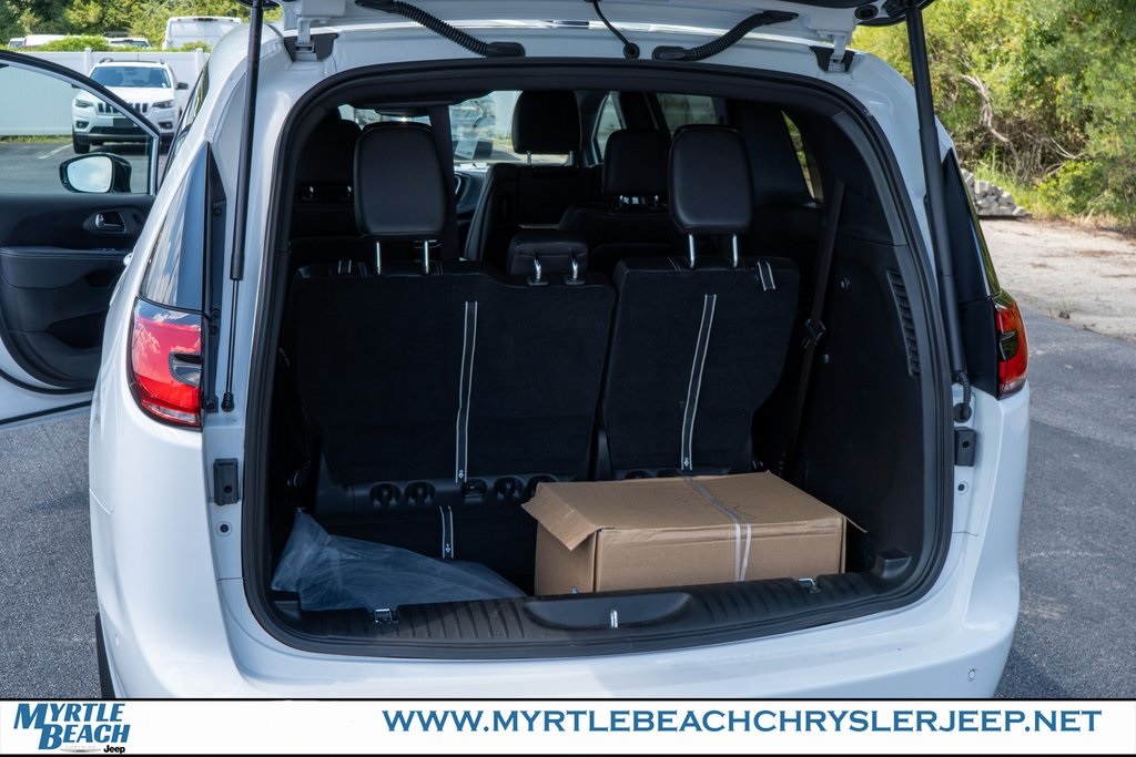 2025 Chrysler Pacifica photo 29