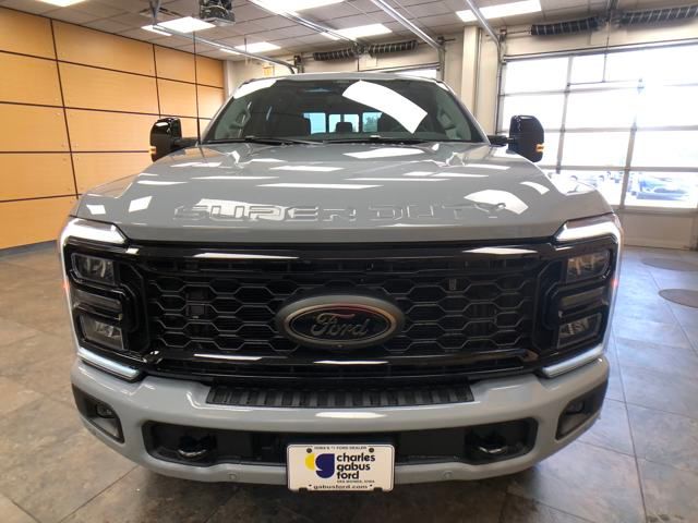 2025 Ford F-350 Lariat photo 2