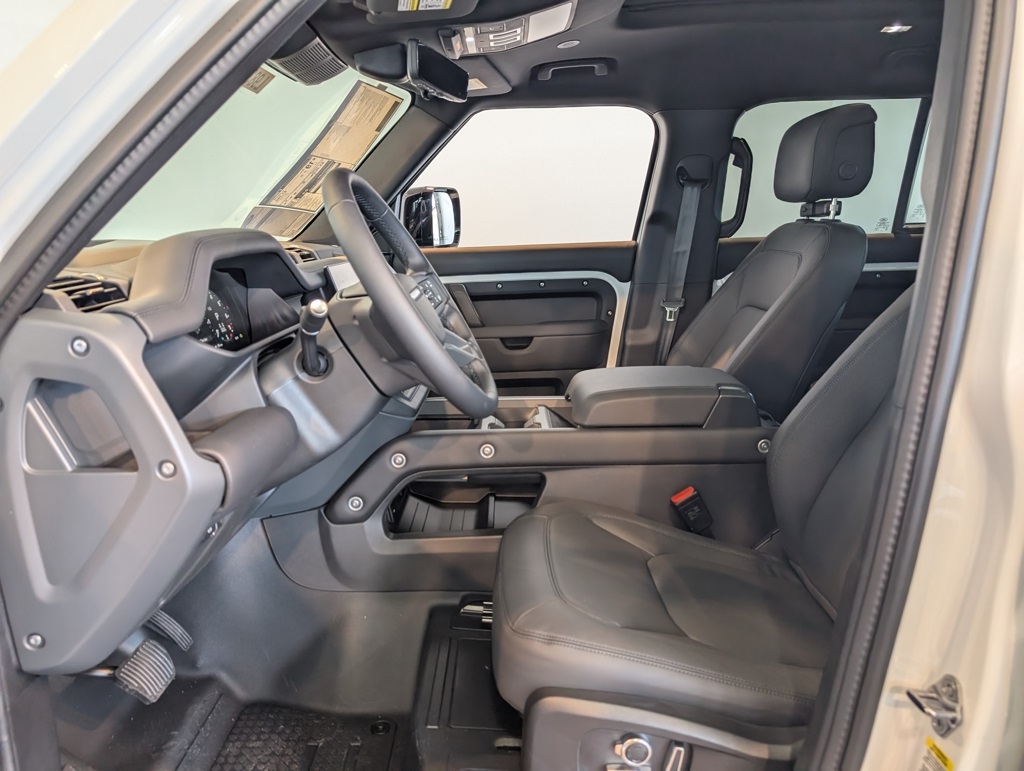 2025 Land Rover Defender 130 X photo 9