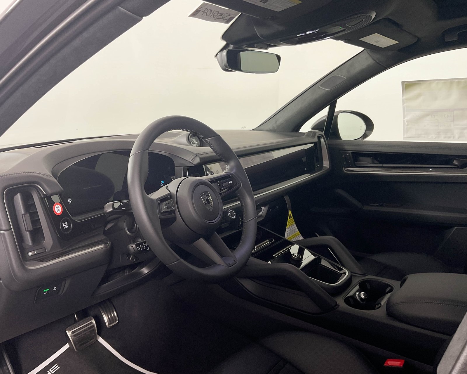 2025 Porsche Cayenne Turbo E-Hybrid photo 4