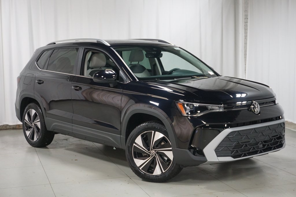 2025 Volkswagen Taos SE photo 3