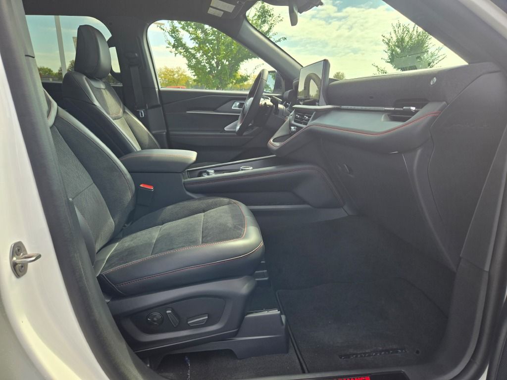 2025 Ford Explorer ST photo 3