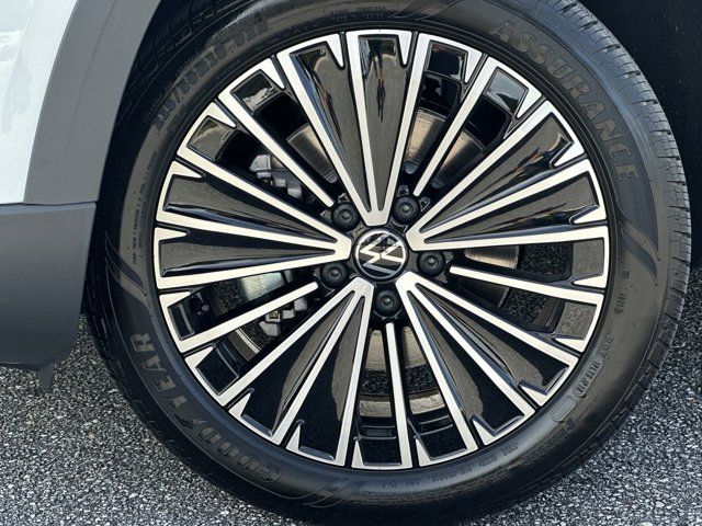 2025 Volkswagen Taos SE photo 2