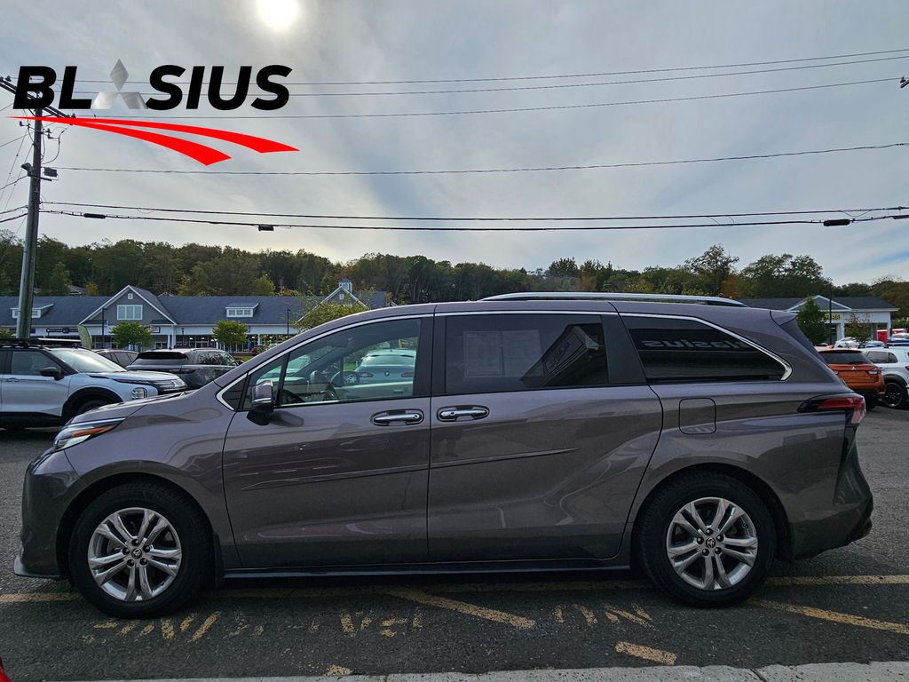 2022 Toyota Sienna Platinum photo 3