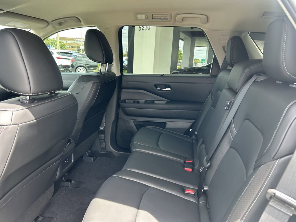 2024 Nissan Pathfinder SL photo 17