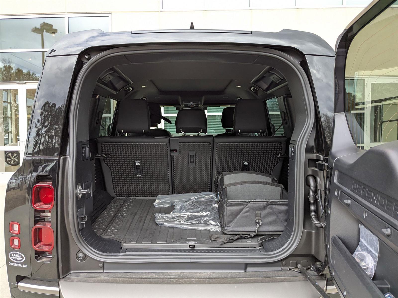 2025 Land Rover Defender 110 X-Dynamic SE photo 30
